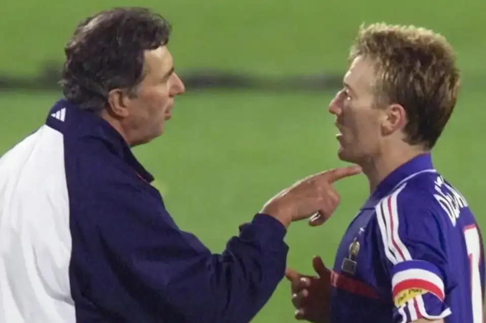 为什么这么多足球运动员说话时会捂住嘴?